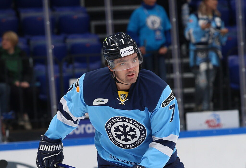 ХК «Сибирь» продлил контракт с защитником Ильей Морозовым