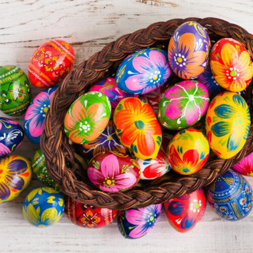 Чем красить пасхальные яйца рассказали ученая из Новосибирска