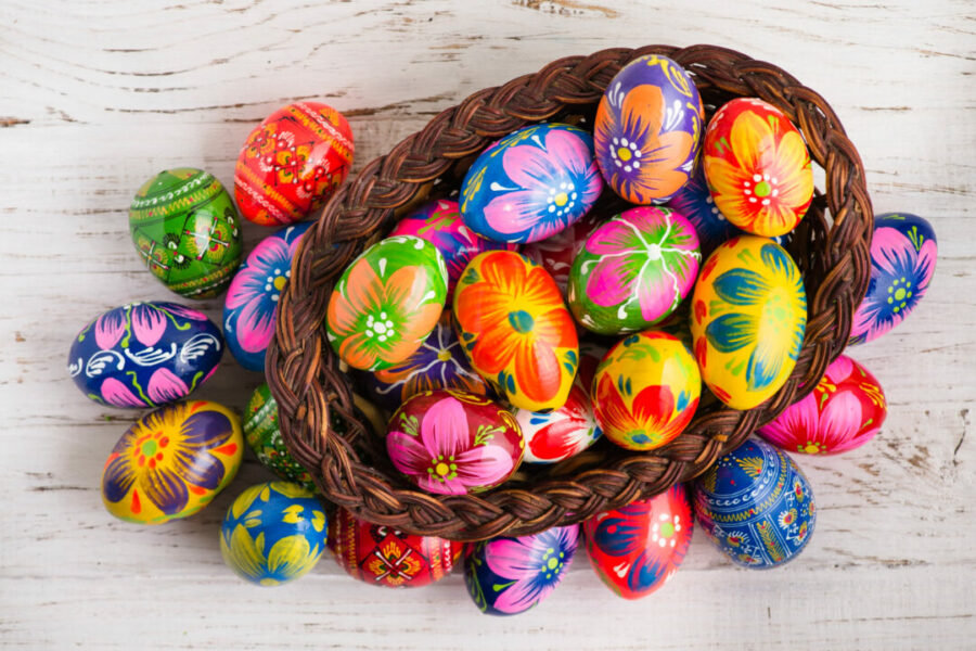 Чем красить пасхальные яйца рассказали ученая из Новосибирска