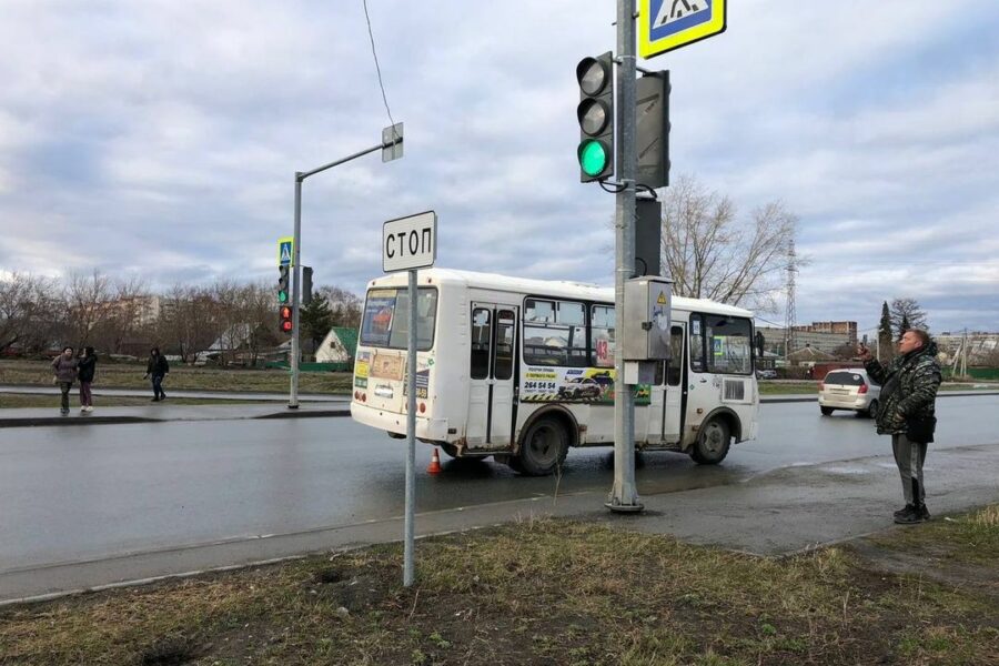 Женщина с ребенком попали под колеса пассажирского автобуса в Новосибирске