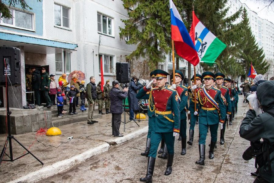 Курсанты Росгвардии поздравили ветеранов ВОВ с 9 мая во дворе дома под Новосибирском