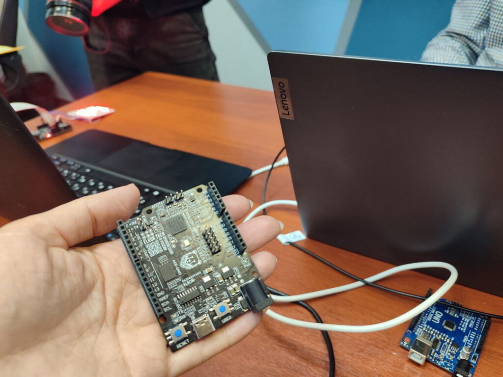 Новосибирские инноваторы запустили производство мини-компьютеров и научили нейросети будить водителей