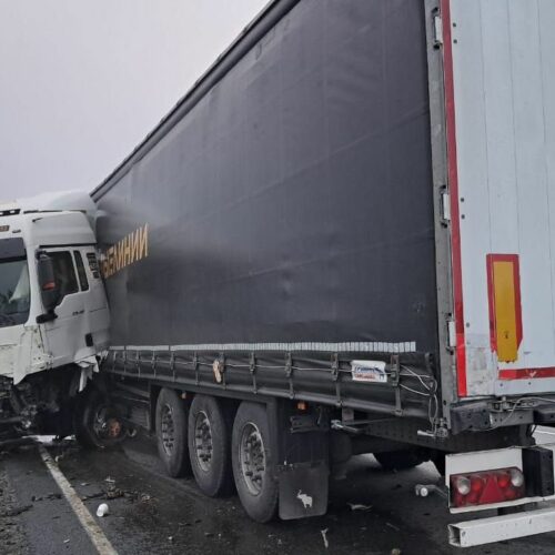 Опубликовано видео ДТП иномарки и двух грузовиков под Новосибирском