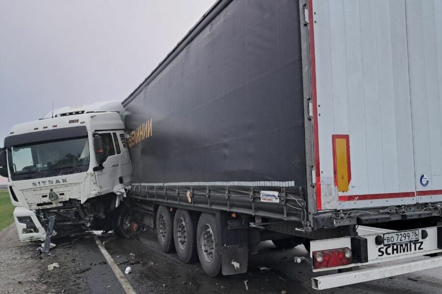 Опубликовано видео ДТП иномарки и двух грузовиков под Новосибирском