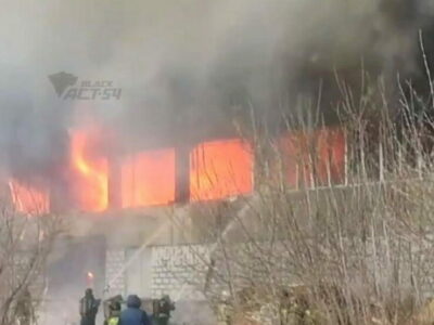 Крупный пожар на складах Химметалла ликвидируют в Новосибирске