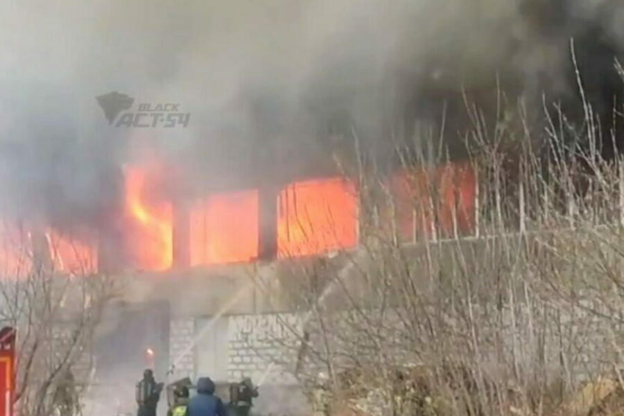 Крупный пожар на складах Химметалла ликвидируют в Новосибирске
