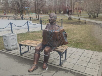 Скульптуру Василия Тёркина вернули в сквер Новосибирска