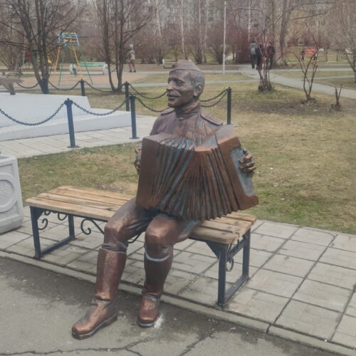 Скульптуру Василия Тёркина вернули в сквер Новосибирска
