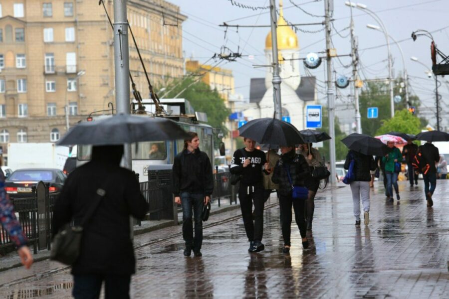 Службы уже начали устранять последствия дождя и ветра в Новосибирске