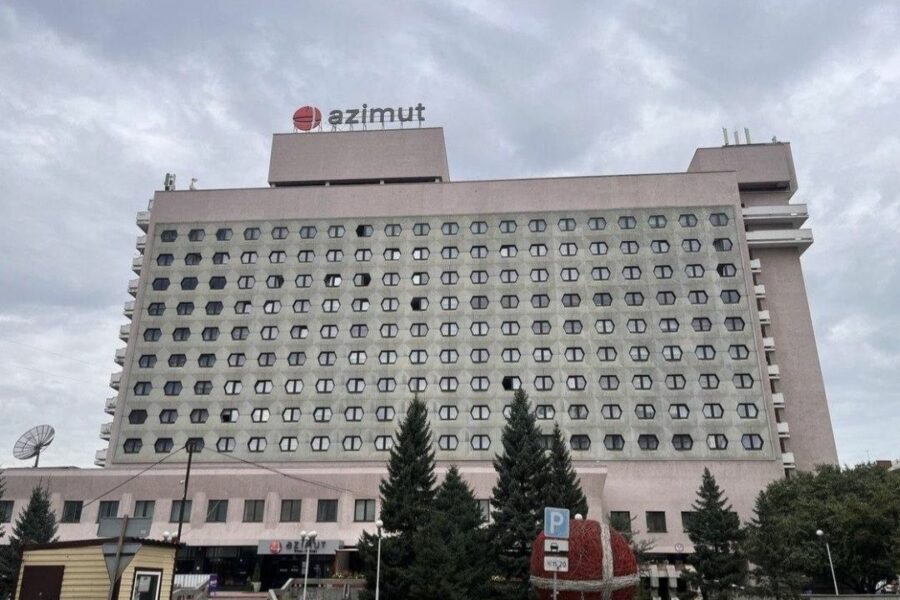 В Новосибирске сотрудник отеля украл у гостя спрятанный под матрасом миллион