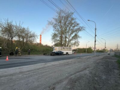 Один погиб и трое пострадали в ДТП с пассажирским автобусом в Новосибирске