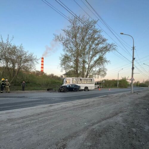 Один погиб и трое пострадали в ДТП с пассажирским автобусом в Новосибирске