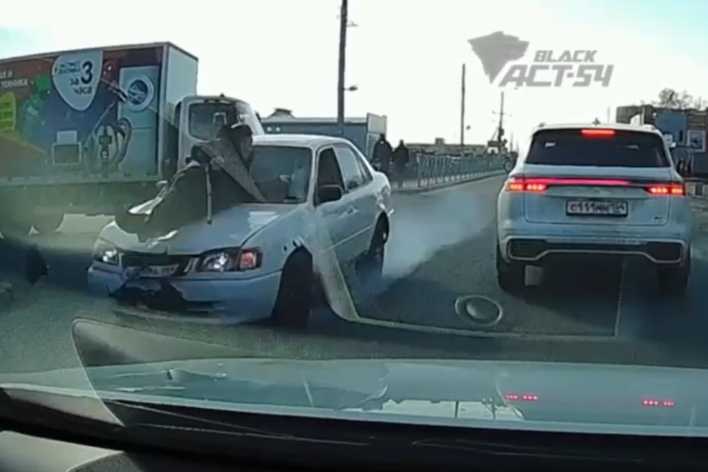 Подросток за рулем Toyota Corolla насмерть сбил пенсионера под Новосибирском