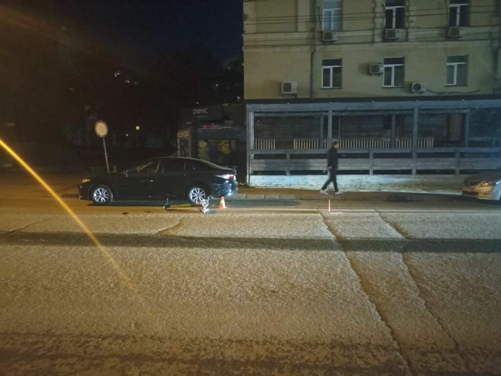 Самокат врезался в припаркованную Тойоту Камри в центре Новосибирска