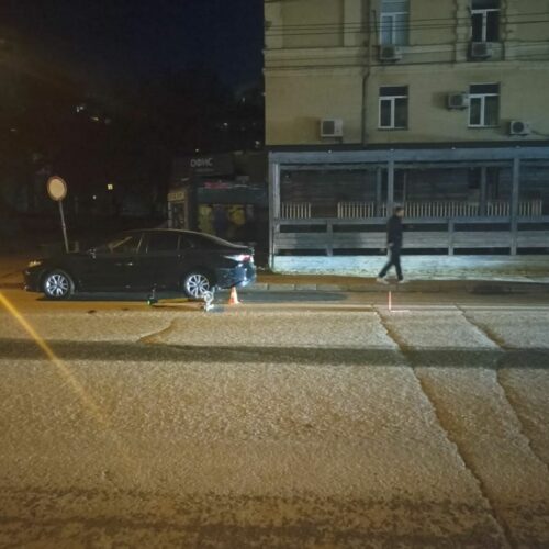 Самокат врезался в припаркованную Тойоту Камри в центре Новосибирска