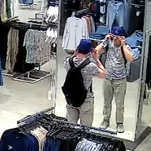 Воришка-модник попал в объективы видеокамер во время кражи в ТЦ Новосибирска