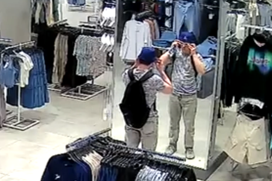 Воришка-модник попал в объективы видеокамер во время кражи в ТЦ Новосибирска