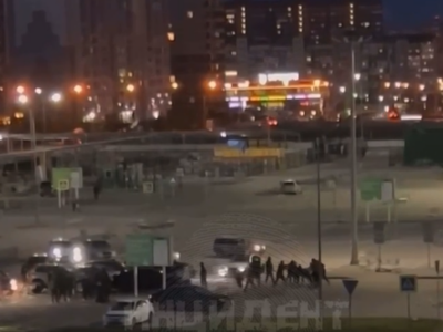 Толпа в масках устроила массовую драку на Родниках в Новосибирске