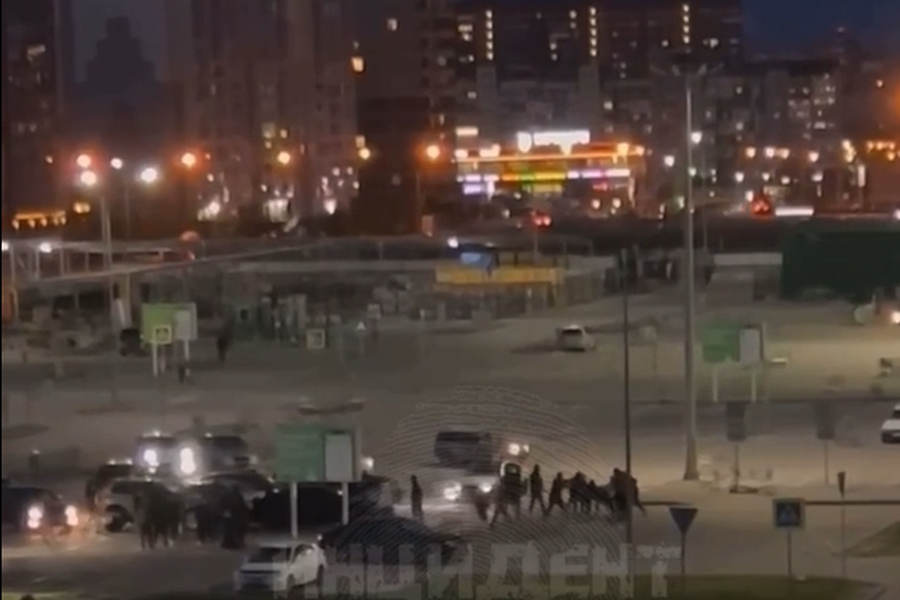 Толпа в масках устроила массовую драку на Родниках в Новосибирске