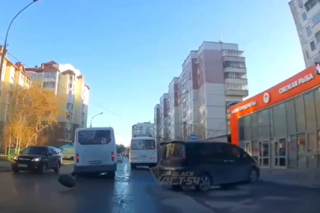 В Новосибирске у пассажирской маршрутки на ходу отлетело колесо