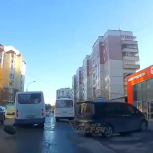 В Новосибирске у пассажирской маршрутки на ходу отлетело колесо