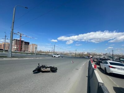 Женщина-мотоциклист пострадала в ДТП на Октябрьском мосту в Новосибирске