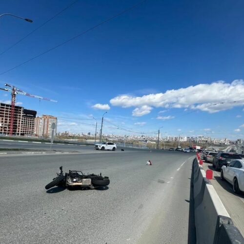 Женщина-мотоциклист пострадала в ДТП на Октябрьском мосту в Новосибирске