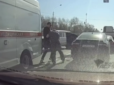Водитель скорой подрался с автохамом в Новосибирске — потасовка попала на видео