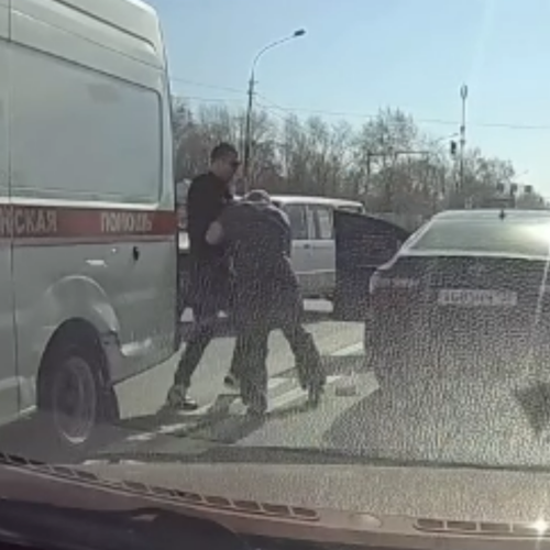 Водитель скорой подрался с автохамом в Новосибирске — потасовка попала на видео