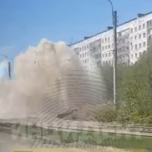 Многометровый гейзер вырвался из-под земли на Гусинобродском шоссе в Новосибирске