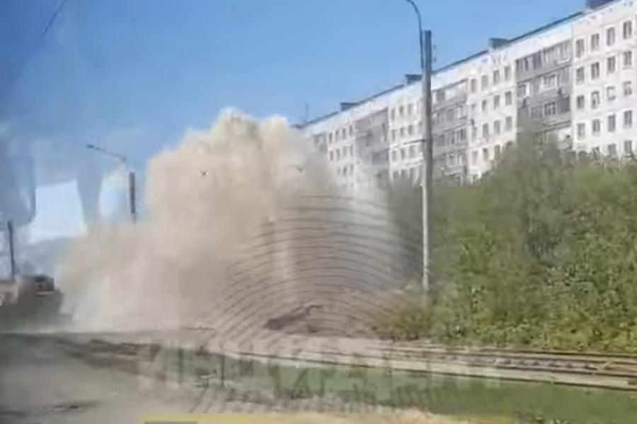 Многометровый гейзер вырвался из-под земли на Гусинобродском шоссе в Новосибирске