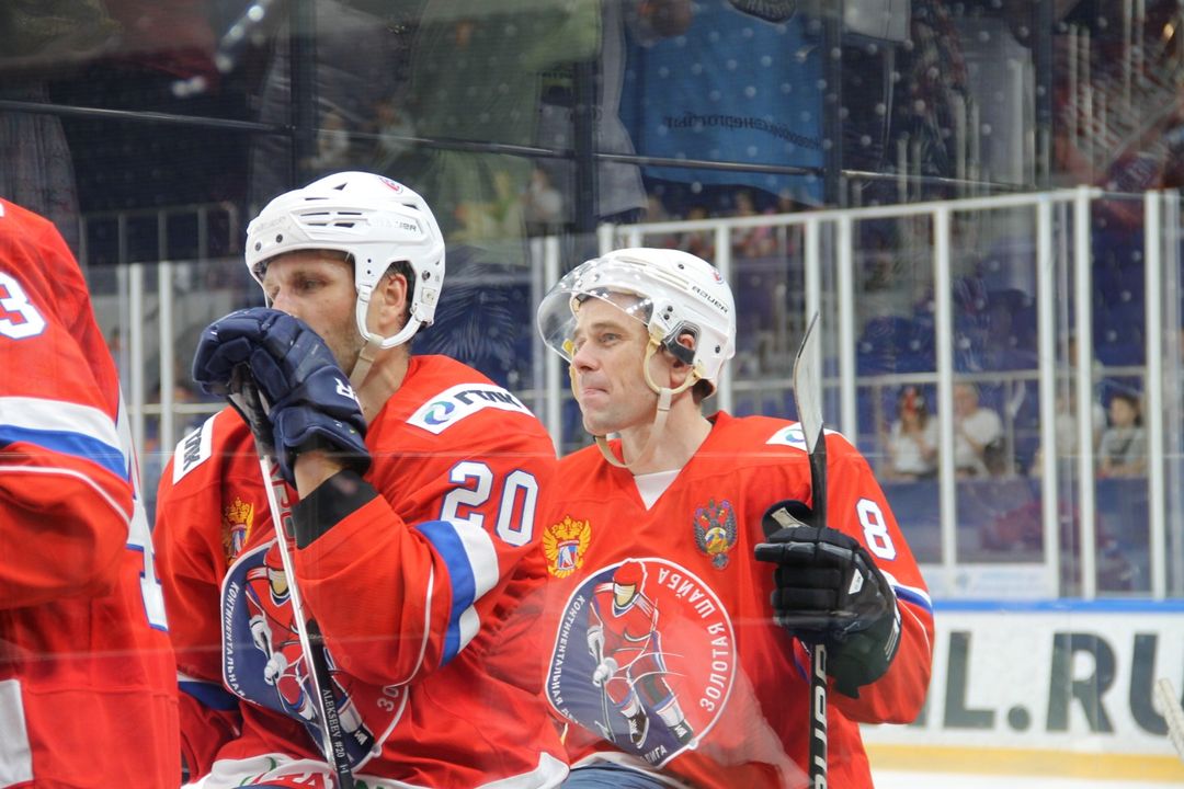 Звёзды хоккея отметили юбилей турнира «Золотая шайба» товарищеским матчем в Новосибирске