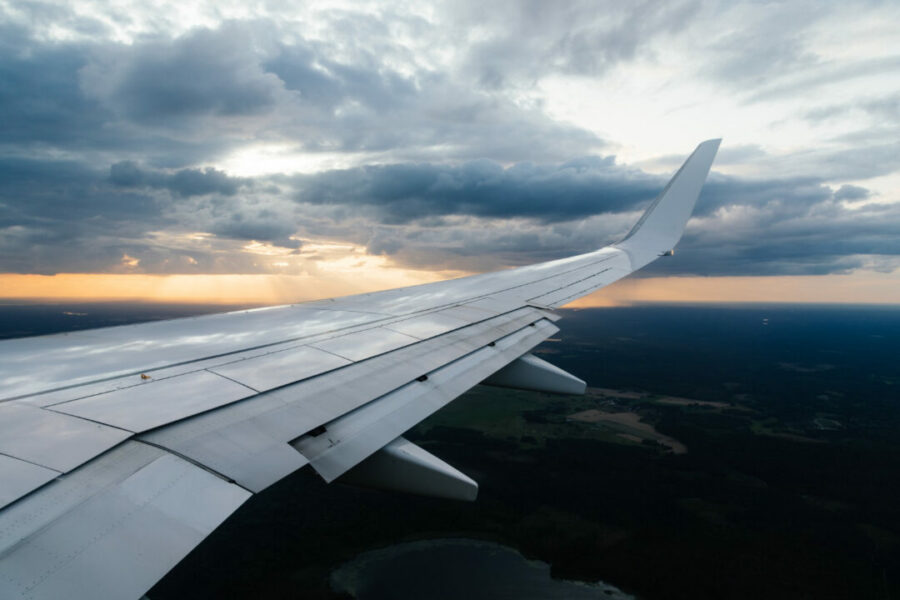 В самолёт, летевший в Новосибирск, могла ударить молния