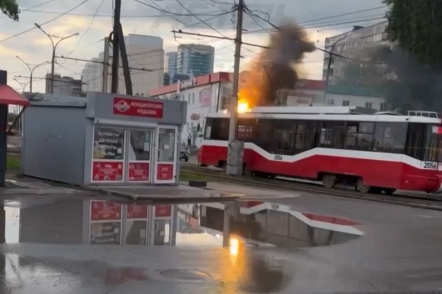 Трамвай № 15 с пассажирами загорелся в Новосибирске