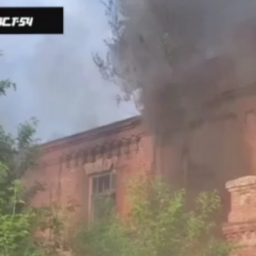 В военном городке Новосибирска загорелось здание