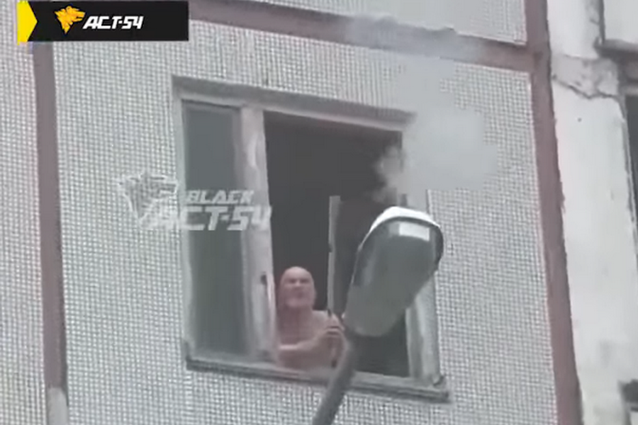 Мужчина обстрелял из фейерверка дом в Новосибирске