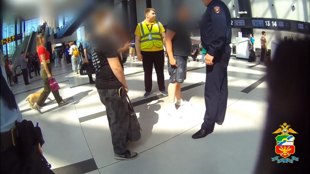 Московский мажор устроил дебош в «Толмачево» из-за отсутствия билета на рейс