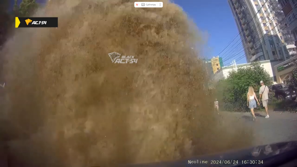 Коммунальный потоп в центре Новосибирска повредил автомобили