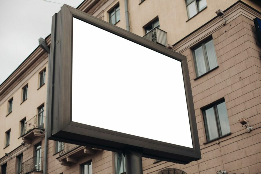 Незаконно установленные рекламные видеоэкраны демонтируют в Новосибирске