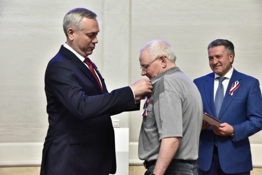 Накануне Дня России Андрей Травников вручил заслуженным новосибирцам награды