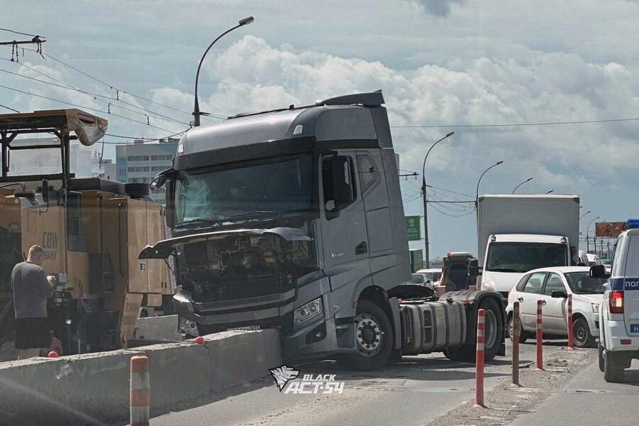 Тягач врезался в бетонное ограждение на Димитровском мосту в Новосибирске