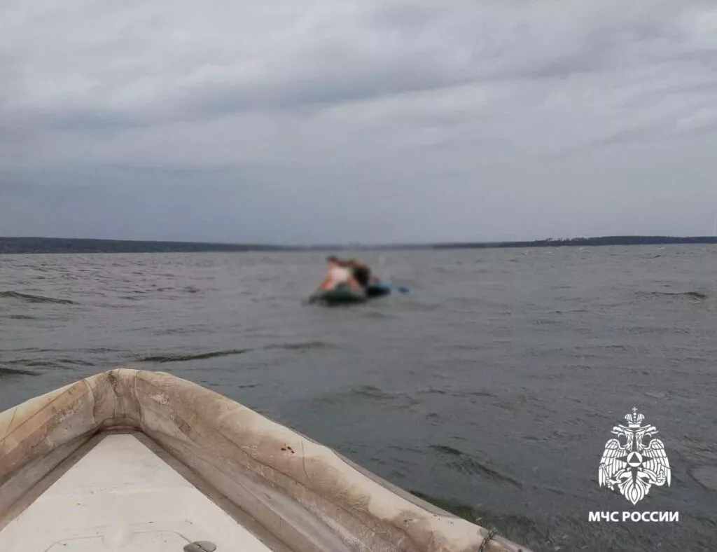 МЧС спасло туристов, оказавшихся во время шторма на Обском море в Новосибирске