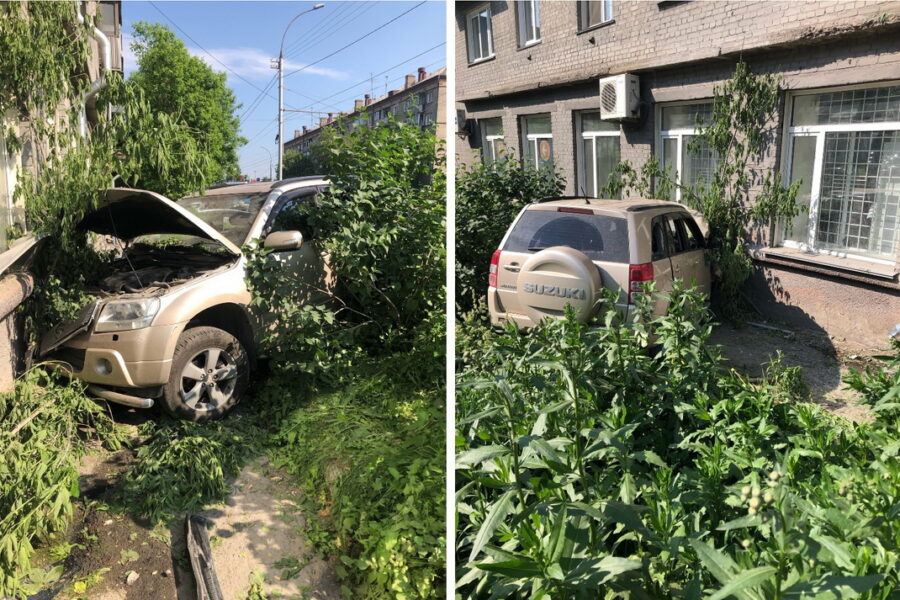 Автомобилистка сбила пешехода и врезалась в дом в Новосибирске