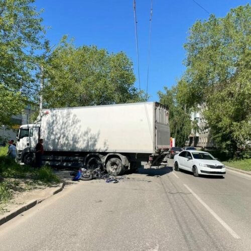 Мотоциклист влетел в грузовик в Новосибирске