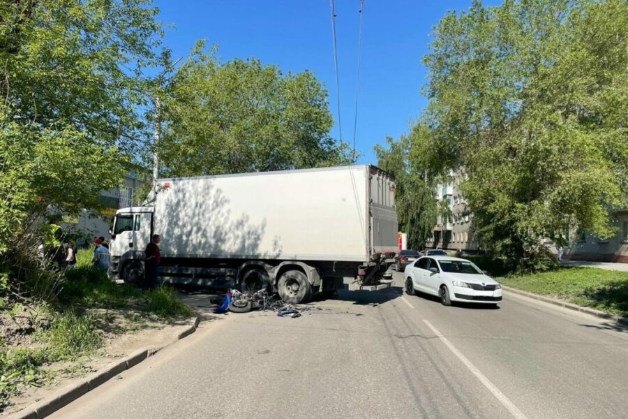 Мотоциклист влетел в грузовик в Новосибирске
