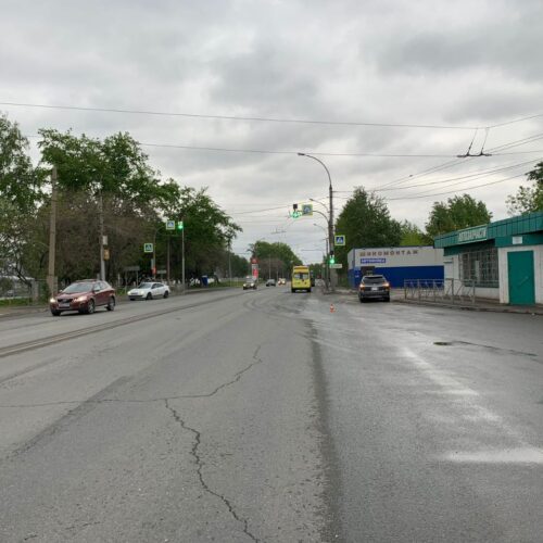Водитель сбил двух пешеходов на остановке общественного транспорта в Новосибирске