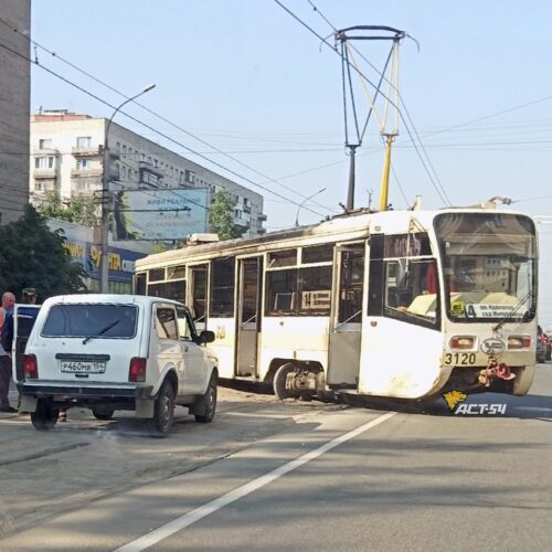 Трамвай сошел с рельсов в Заельцовском районе Новосибирска