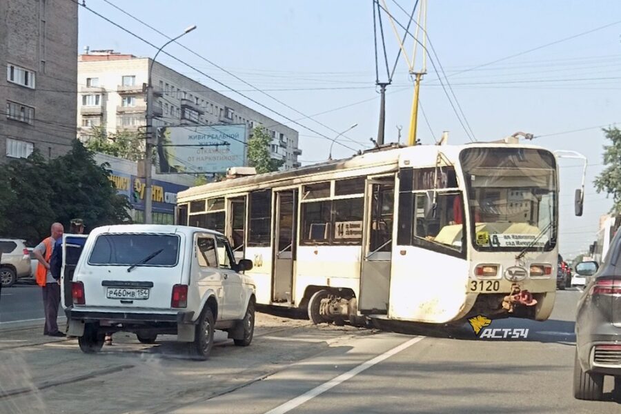Трамвай сошел с рельсов в Заельцовском районе Новосибирска