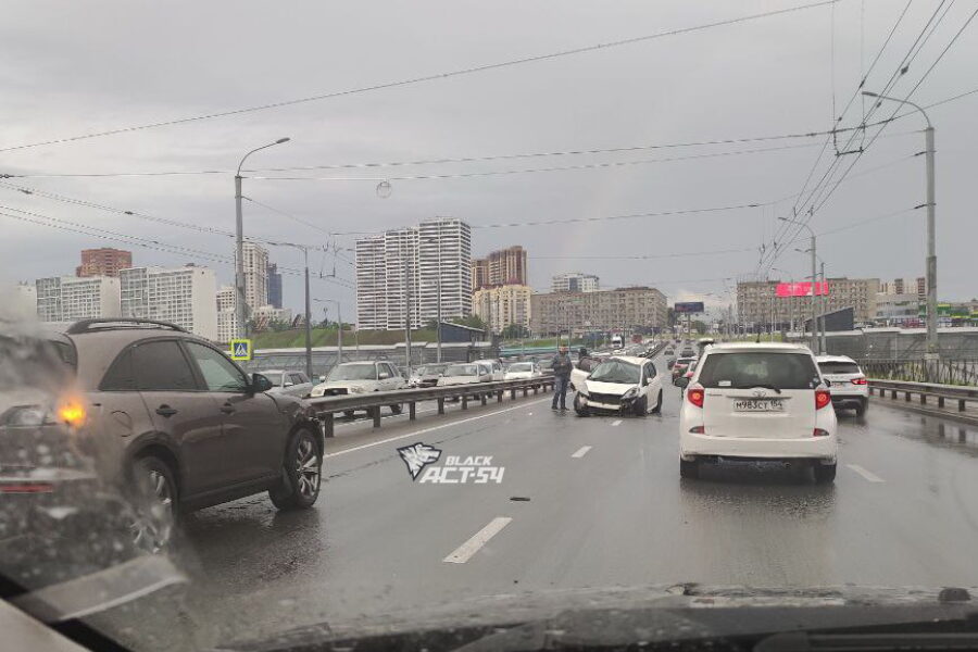 Три автомобиля столкнулись на Октябрьском мосту в Новосибирске