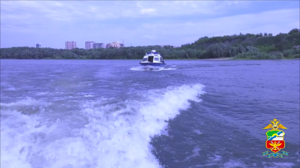Полицейские спасли туристов, попавших в сильное течение реки в Новосибирске
